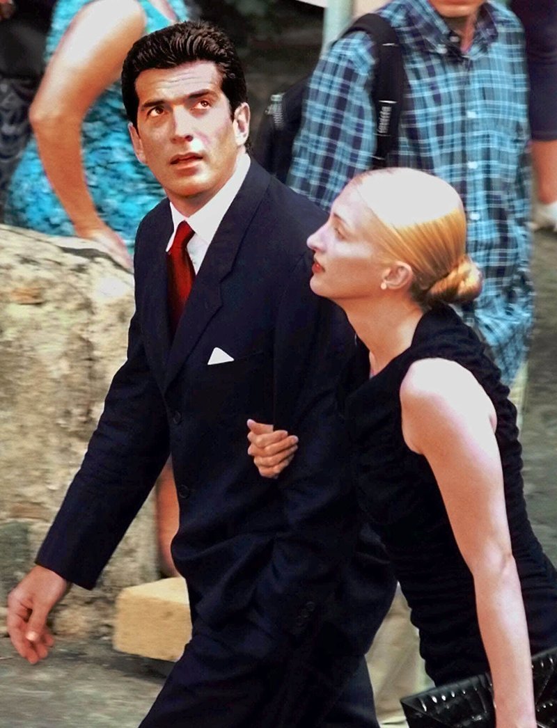 Ο «καταραμένος» γιος των Κένεντι που σκοτώθηκε με την σύζυγό του -Ετοιμάζεται ντοκιμαντέρ από το μυστικό τους γάμο [εικόνες] | iefimerida.gr 0