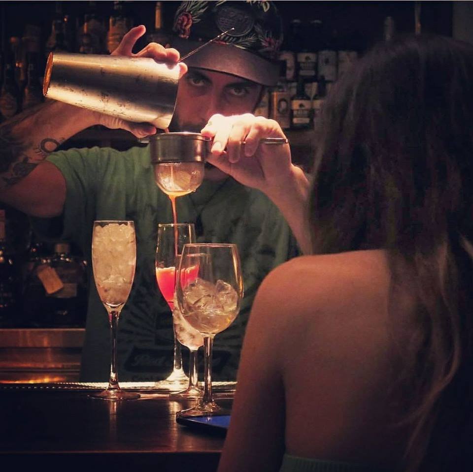 Βγαίνουμε για ποτό στα 8 μπαρ της Αθήνας που πήραν έξτρα διάκριση -Τέλεια κοκτέιλ, ψαγμένη διακόσμηση [εικόνες] | iefimerida.gr 5