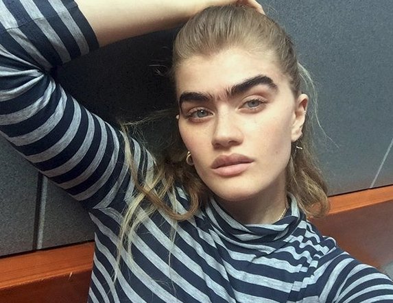 Ξένα γυναικεία περιοδικά ασχολούνται με την Ελληνοκύπρια που άφησε τα... φρύδια της να ενωθούν! [εικόνες] | iefimerida.gr 2