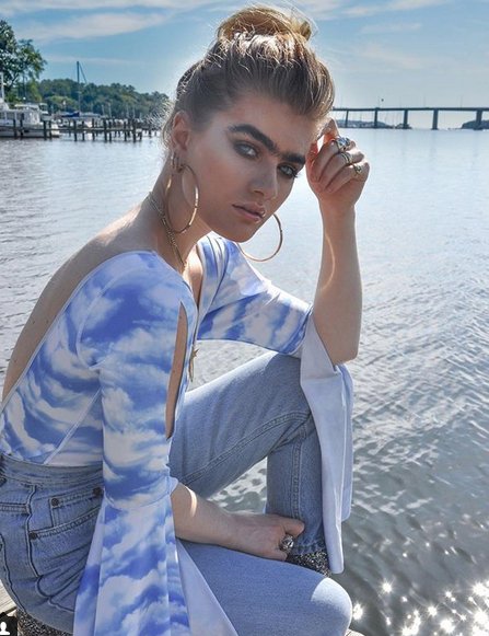 Ξένα γυναικεία περιοδικά ασχολούνται με την Ελληνοκύπρια που άφησε τα... φρύδια της να ενωθούν! [εικόνες] | iefimerida.gr 0