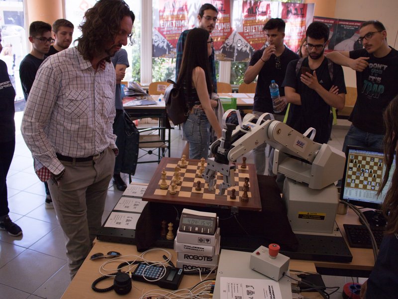 Τα μέλη της ομάδας Hyperion Robotics του τμήματος Μηχανικών Πληροφορικής του Πολυτεχνείου Κοζάνης τα τελευταία χρόνια μετρούν πρωτιές, βραβεία και συμμετοχές σε ολυμπιάδες ρομποτικής