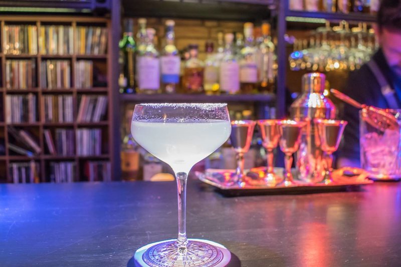 Βγαίνουμε για ποτό στα 8 μπαρ της Αθήνας που πήραν έξτρα διάκριση -Τέλεια κοκτέιλ, ψαγμένη διακόσμηση [εικόνες] | iefimerida.gr 11