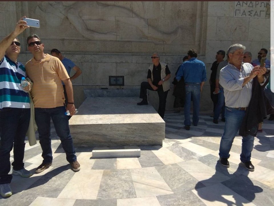 Ο συνδικαλιστής που πάτησε το μνημείο του Αγνωστου Στρατιώτη και προκάλεσε σάλο [εικόνα] | iefimerida.gr 1