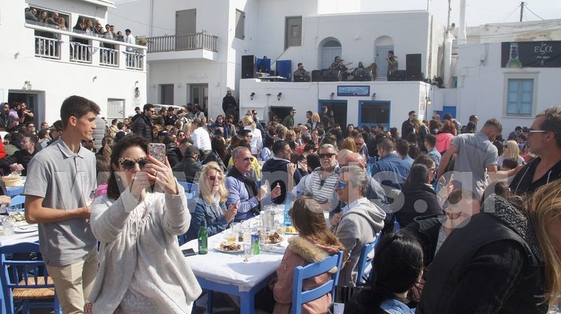 Πάρος: Τρικούβερτο γλέντι στο λιμανάκι της Νάουσας [εικόνες & βίντεο] | iefimerida.gr 8