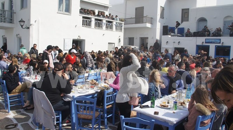 Πάρος: Τρικούβερτο γλέντι στο λιμανάκι της Νάουσας [εικόνες & βίντεο] | iefimerida.gr 7