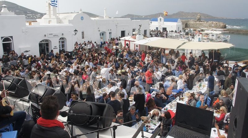 Πάρος: Τρικούβερτο γλέντι στο λιμανάκι της Νάουσας [εικόνες & βίντεο] | iefimerida.gr 6