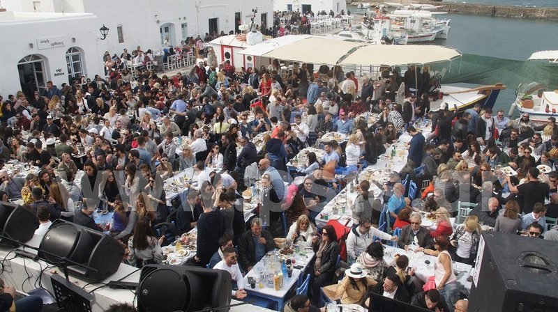 Πάρος: Τρικούβερτο γλέντι στο λιμανάκι της Νάουσας [εικόνες & βίντεο] | iefimerida.gr 5