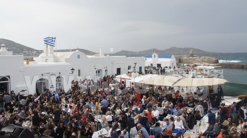 Πάρος: Τρικούβερτο γλέντι στο λιμανάκι της Νάουσας [εικόνες & βίντεο] | iefimerida.gr 4