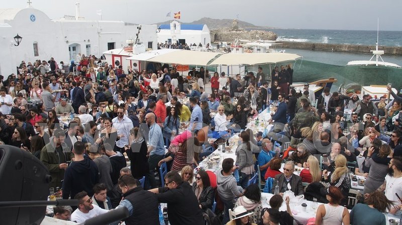 Πάρος: Τρικούβερτο γλέντι στο λιμανάκι της Νάουσας [εικόνες & βίντεο] | iefimerida.gr 3