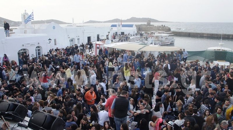 Πάρος: Τρικούβερτο γλέντι στο λιμανάκι της Νάουσας [εικόνες & βίντεο] | iefimerida.gr 2