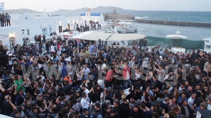 Πάρος: Τρικούβερτο γλέντι στο λιμανάκι της Νάουσας [εικόνες & βίντεο] | iefimerida.gr 1