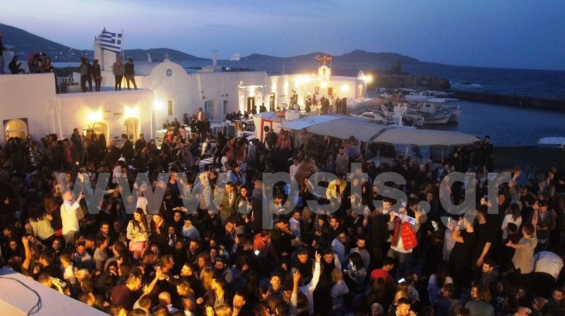 Πάρος: Τρικούβερτο γλέντι στο λιμανάκι της Νάουσας [εικόνες & βίντεο] | iefimerida.gr 0