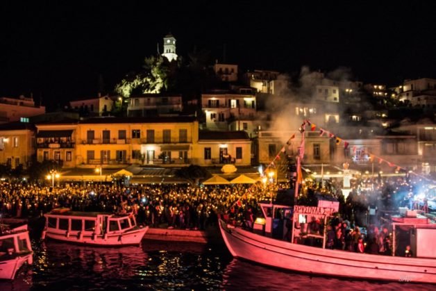Στον Πόρο ο επιτάφιος μεταφέρθηκε με το παραδοσιακό γρι-γρι για την εκκλησία [εικόνες & βίντεο] | iefimerida.gr 0