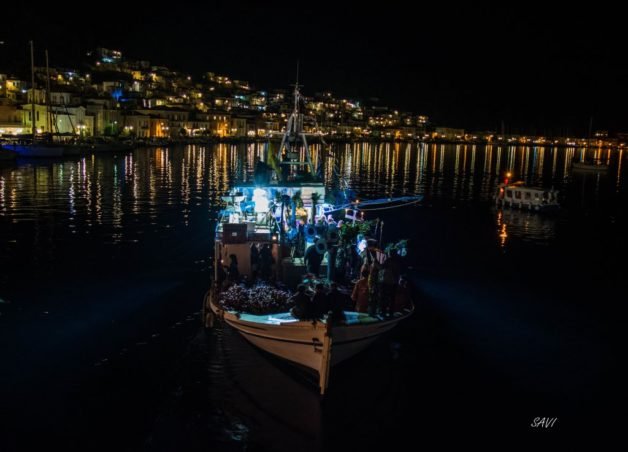 Στον Πόρο ο επιτάφιος μεταφέρθηκε με το παραδοσιακό γρι-γρι για την εκκλησία [εικόνες & βίντεο] | iefimerida.gr 1