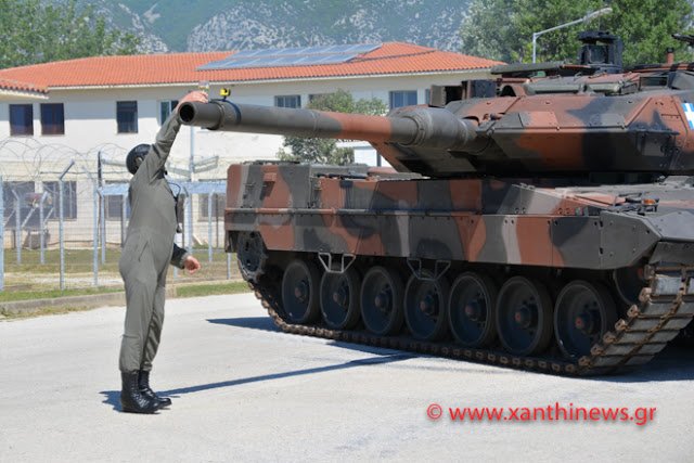 Απίστευτο βίντεο: Στην Ξάνθη κέρασαν τον στρατηγό κρασί, πάνω σε πυροβόλο τανκ! | iefimerida.gr 1