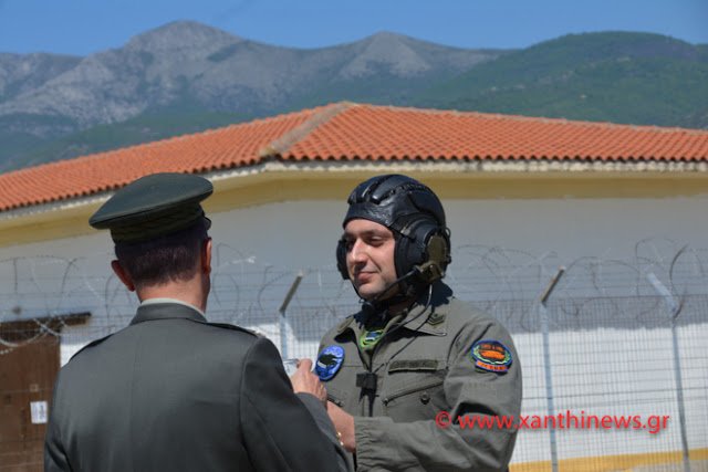 Απίστευτο βίντεο: Στην Ξάνθη κέρασαν τον στρατηγό κρασί, πάνω σε πυροβόλο τανκ! | iefimerida.gr 2