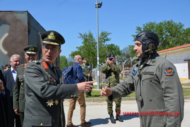 Απίστευτο βίντεο: Στην Ξάνθη κέρασαν τον στρατηγό κρασί, πάνω σε πυροβόλο τανκ! | iefimerida.gr 5