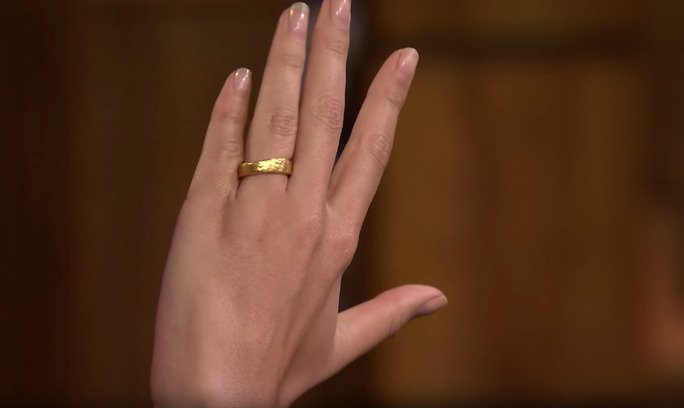 Ο σύζυγος της Εμιλι Ραταϊκόφσκι της έκανε πρόταση γάμου με... συνδετήρα αντί για δαχτυλίδι [βίντεο] | iefimerida.gr 0