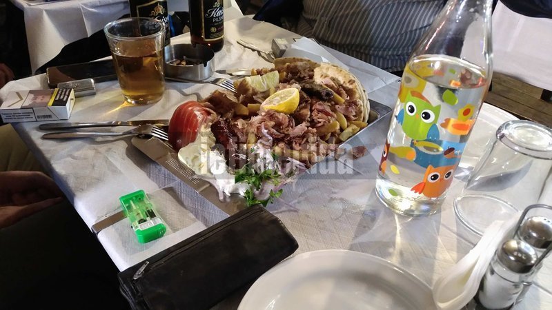 Σουβλάκια και κοψίδια έτρωγε την ώρα του Επιταφίου η Ενωση Αθέων [βίντεο] | iefimerida.gr 2