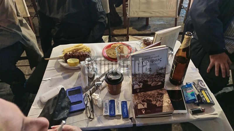 Σουβλάκια και κοψίδια έτρωγε την ώρα του Επιταφίου η Ενωση Αθέων [βίντεο] | iefimerida.gr 0