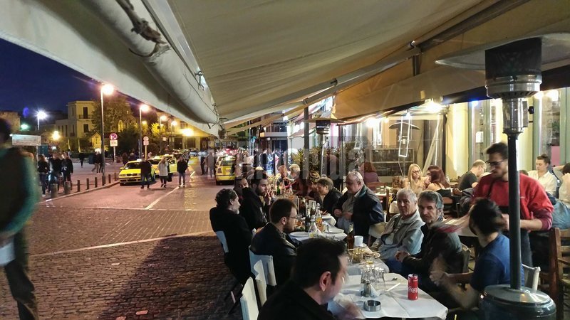 Σουβλάκια και κοψίδια έτρωγε την ώρα του Επιταφίου η Ενωση Αθέων [βίντεο] | iefimerida.gr 1