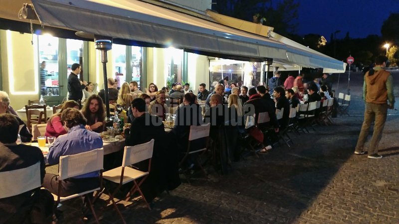 Σουβλάκια και κοψίδια έτρωγε την ώρα του Επιταφίου η Ενωση Αθέων [βίντεο] | iefimerida.gr 4