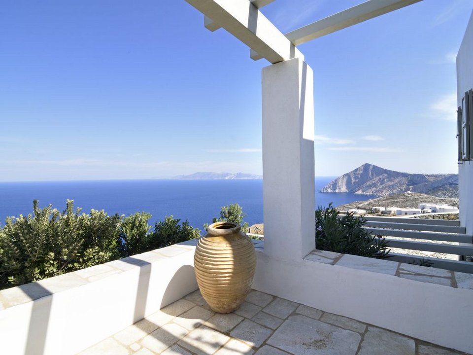 Αυτό το σπίτι στη Φολέγανδρο, με τη θέα στο απέραντο γαλάζιο, το εκθείασαν και οι Financial Times! [εικόνες] | iefimerida.gr 2