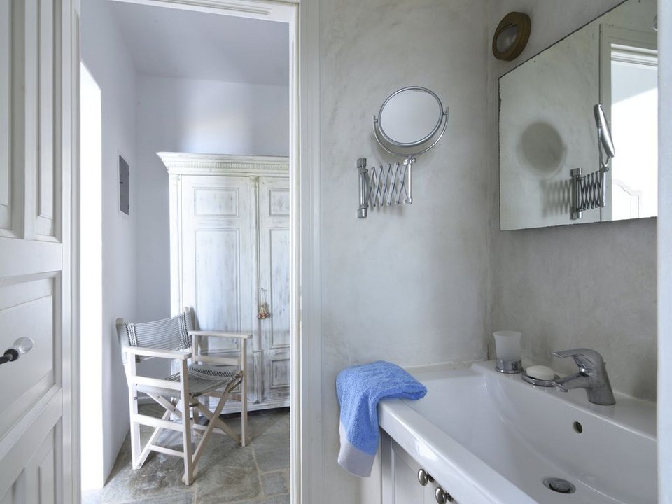 Αυτό το σπίτι στη Φολέγανδρο, με τη θέα στο απέραντο γαλάζιο, το εκθείασαν και οι Financial Times! [εικόνες] | iefimerida.gr 16