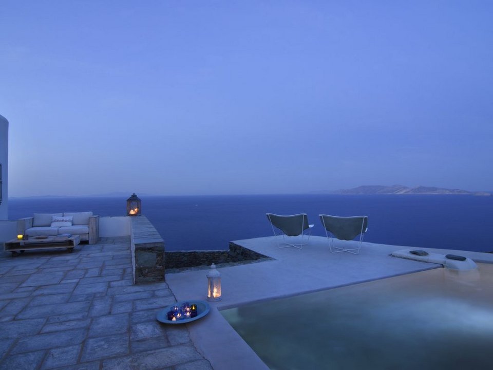 Αυτό το σπίτι στη Φολέγανδρο, με τη θέα στο απέραντο γαλάζιο, το εκθείασαν και οι Financial Times! [εικόνες] | iefimerida.gr 1