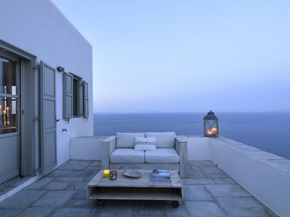 Αυτό το σπίτι στη Φολέγανδρο, με τη θέα στο απέραντο γαλάζιο, το εκθείασαν και οι Financial Times! [εικόνες] | iefimerida.gr 0