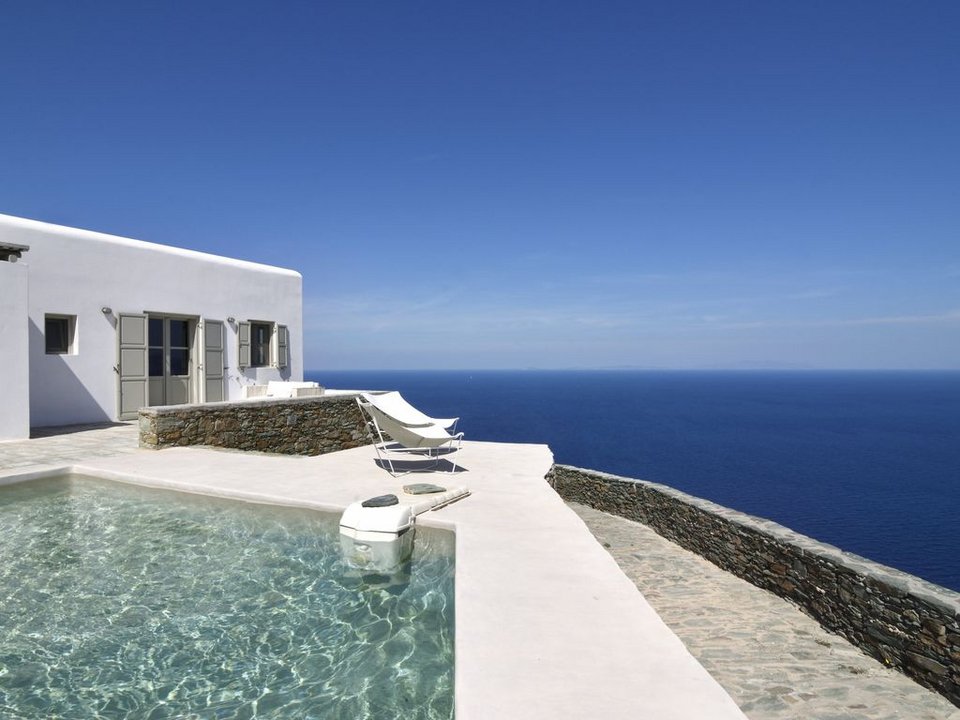 Αυτό το σπίτι στη Φολέγανδρο, με τη θέα στο απέραντο γαλάζιο, το εκθείασαν και οι Financial Times! [εικόνες] | iefimerida.gr 3