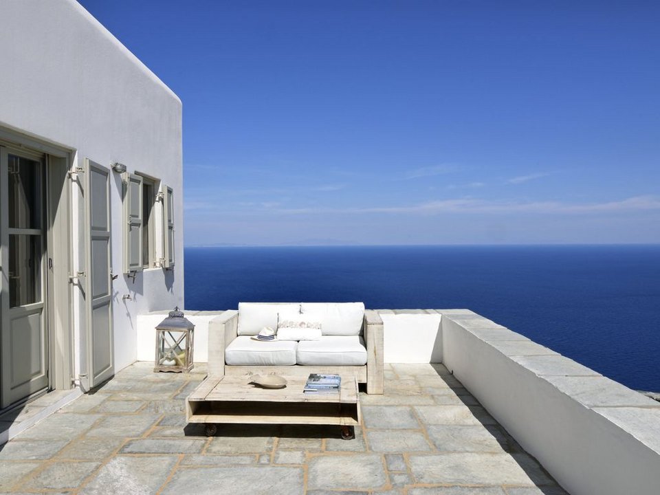 Αυτό το σπίτι στη Φολέγανδρο, με τη θέα στο απέραντο γαλάζιο, το εκθείασαν και οι Financial Times! [εικόνες] | iefimerida.gr 5