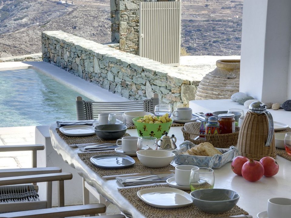 Αυτό το σπίτι στη Φολέγανδρο, με τη θέα στο απέραντο γαλάζιο, το εκθείασαν και οι Financial Times! [εικόνες] | iefimerida.gr 7