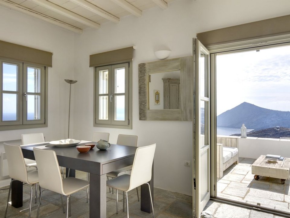 Αυτό το σπίτι στη Φολέγανδρο, με τη θέα στο απέραντο γαλάζιο, το εκθείασαν και οι Financial Times! [εικόνες] | iefimerida.gr 10