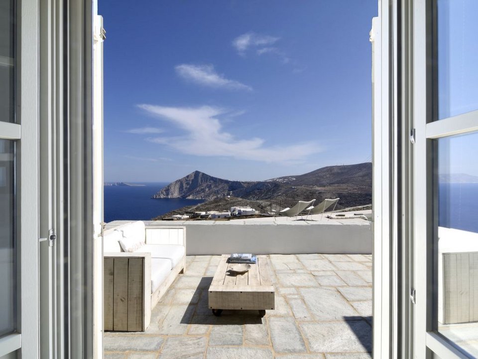 Αυτό το σπίτι στη Φολέγανδρο, με τη θέα στο απέραντο γαλάζιο, το εκθείασαν και οι Financial Times! [εικόνες] | iefimerida.gr 11