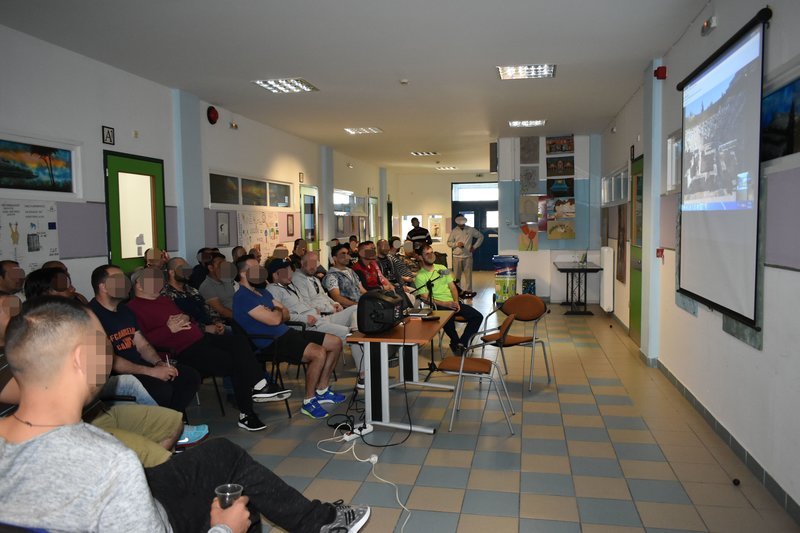 Μία διαφορετική «απόδραση» -Κρατούμενοι ξεναγούνται σε μνημεία, μέσα από τις φυλακές Λάρισας [εικόνες] | iefimerida.gr 1