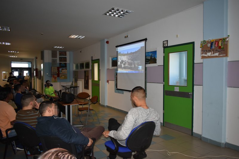 Μία διαφορετική «απόδραση» -Κρατούμενοι ξεναγούνται σε μνημεία, μέσα από τις φυλακές Λάρισας [εικόνες] | iefimerida.gr 0