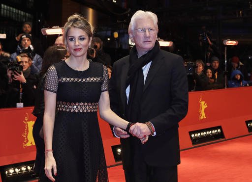 Γαμπρός για 3η φορά ο Ρίτσαρντ Γκιρ -Ο 68χρονος παντρεύτηκε την 35χρονη αγαπημένη του [εικόνες] | iefimerida.gr 1