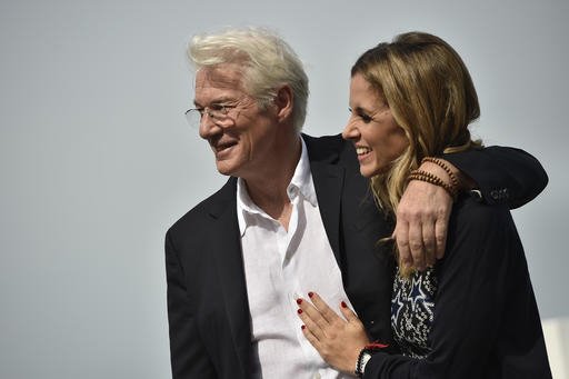 Γαμπρός για 3η φορά ο Ρίτσαρντ Γκιρ -Ο 68χρονος παντρεύτηκε την 35χρονη αγαπημένη του [εικόνες] | iefimerida.gr 0