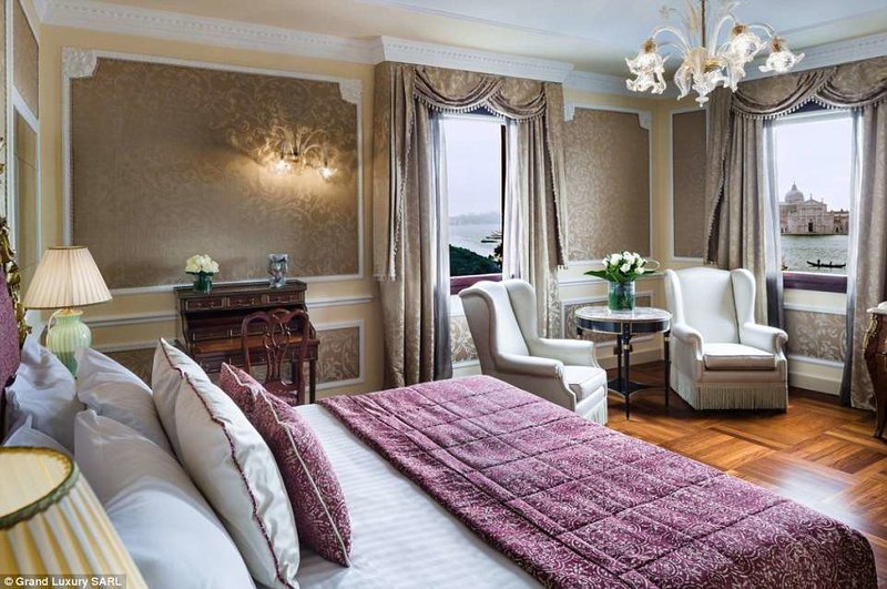 H Daily Mail αποθεώνει τη Σαντορίνη: Δωμάτια με φόντο το ηφαίστειο και το μπλε του Αιγαίου [εικόνες] | iefimerida.gr 13