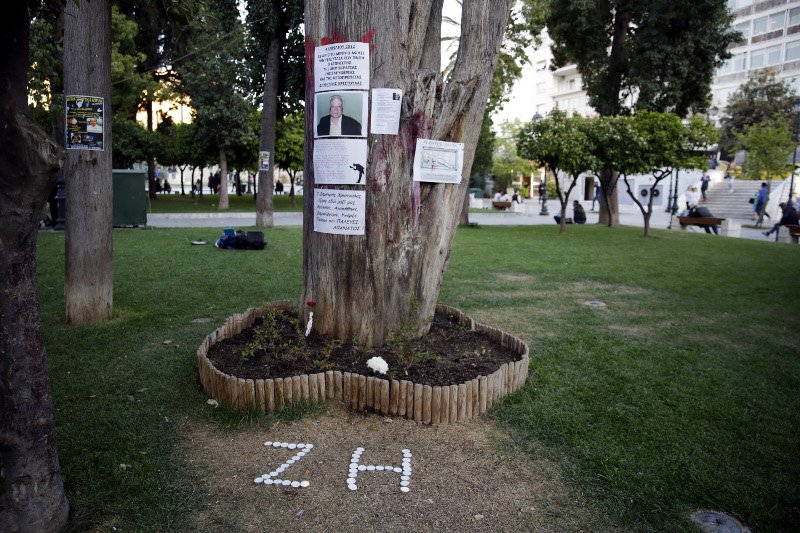 Εξι χρόνια από την αυτοκτονία του συνταξιούχου φαρμακοποιού στην πλατεία Συντάγματος [εικόνες] | iefimerida.gr 0