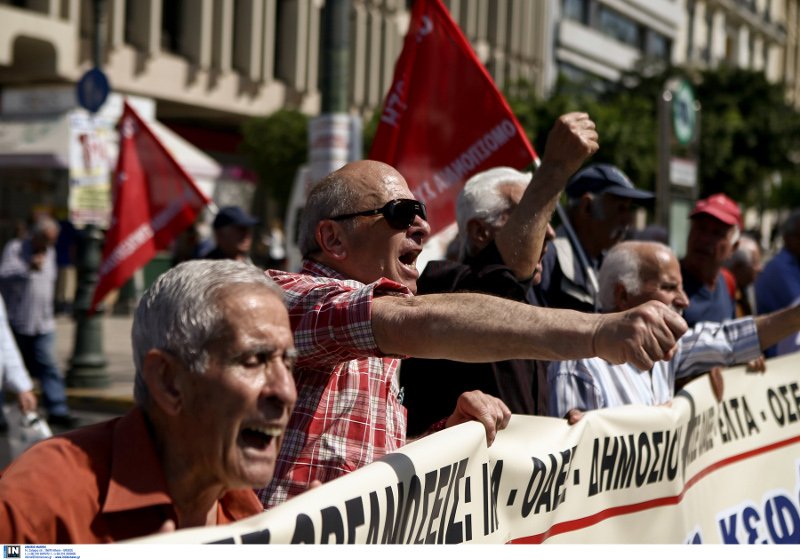 Με λιγνίτη στον Αγνωστο Στρατιώτη, κρεμάλες & πανό οι 3 πορείες στο κέντρο | iefimerida.gr 11