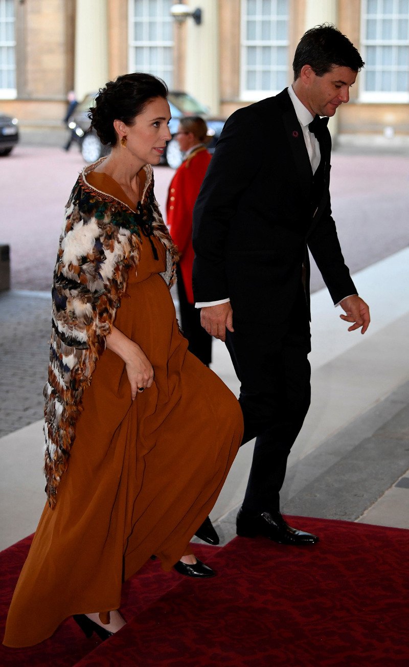 Η Νεοζηλανδή πρωθυπουργός πήγε στο Μπάκιγχαμ φορώντας μανδύα των Μαορί [εικόνες]  | iefimerida.gr 3