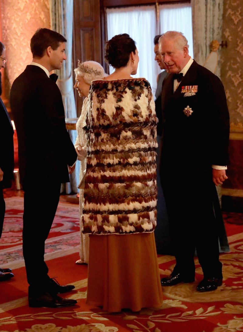 Η Νεοζηλανδή πρωθυπουργός πήγε στο Μπάκιγχαμ φορώντας μανδύα των Μαορί [εικόνες]  | iefimerida.gr 1