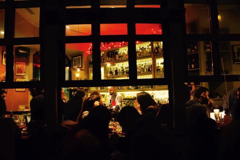 Βγαίνουμε για ποτό στα 8 μπαρ της Αθήνας που πήραν έξτρα διάκριση -Τέλεια κοκτέιλ, ψαγμένη διακόσμηση [εικόνες] | iefimerida.gr 13