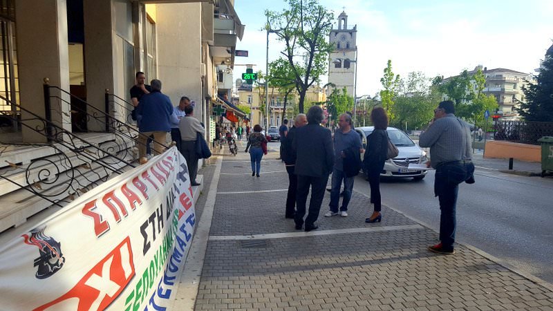 Κοζάνη: Μέλη της ΔΕΗ κατέλαβαν την είσοδο του κτιρίου της Περιφέρειας Δυτ. Μακεδονίας [εικόνες] | iefimerida.gr 0