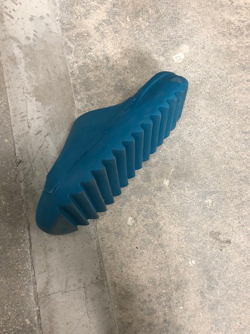 Το Twitter ξεκαρδίζεται με τη νέα σειρά παπουτσιών του Κάνιε Γουέστ: «Μοιάζουν με σφουγγαράκια κουζίνας» [εικόνες]  | iefimerida.gr 1