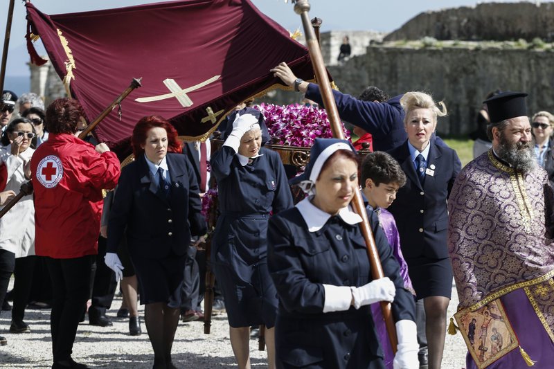  Κέρκυρα: Περιφορά του Επιταφίου μέσα στο Παλιό Φρούριο [εικόνες] | iefimerida.gr 3