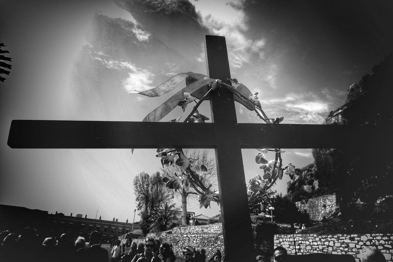  Κέρκυρα: Περιφορά του Επιταφίου μέσα στο Παλιό Φρούριο [εικόνες] | iefimerida.gr 7