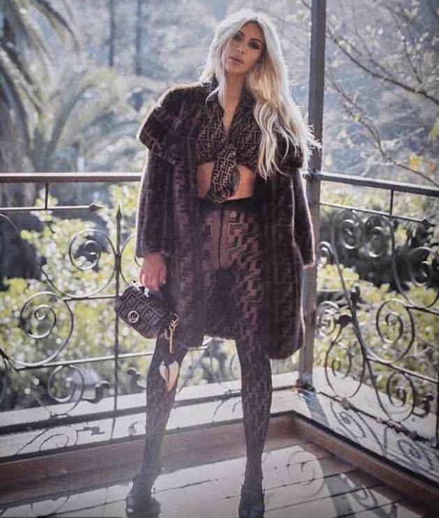 Η Κάιλι Τζένερ έβγαλε βόλτα την κόρη της με ένα καροτσάκι Fendi [εικόνες]  | iefimerida.gr 2